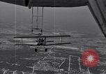 Image N2Y-1 avion d'entraînement des crochets sur et est hissé à bord de l'USS Akron United States USA, 1932, de la seconde 13 séquences d'archives historiques vidéo 65675031703