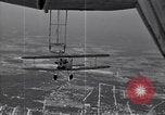 Image N2Y-1 avion d'entraînement des crochets sur et est hissé à bord de l'USS Akron United States USA, 1932, de la seconde 14 séquences d'archives historiques vidéo 65675031703