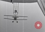Image N2Y-1 avion d'entraînement des crochets sur et est hissé à bord de l'USS Akron United States USA, 1932, de la seconde 15 séquences d'archives historiques vidéo 65675031703