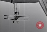 Image N2Y-1 avion d'entraînement des crochets sur et est hissé à bord de l'USS Akron United States USA, 1932, de la seconde 17 séquences d'archives historiques vidéo 65675031703