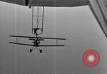 Image N2Y-1 avion d'entraînement des crochets sur et est hissé à bord de l'USS Akron United States USA, 1932, de la seconde 18 séquences d'archives historiques vidéo 65675031703