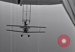 Image N2Y-1 avion d'entraînement des crochets sur et est hissé à bord de l'USS Akron United States USA, 1932, de la seconde 19 séquences d'archives historiques vidéo 65675031703