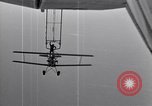 Image N2Y-1 avion d'entraînement des crochets sur et est hissé à bord de l'USS Akron United States USA, 1932, de la seconde 20 séquences d'archives historiques vidéo 65675031703