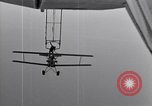 Image N2Y-1 avion d'entraînement des crochets sur et est hissé à bord de l'USS Akron United States USA, 1932, de la seconde 21 séquences d'archives historiques vidéo 65675031703