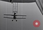 Image N2Y-1 avion d'entraînement des crochets sur et est hissé à bord de l'USS Akron United States USA, 1932, de la seconde 22 séquences d'archives historiques vidéo 65675031703