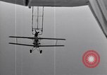 Image N2Y-1 avion d'entraînement des crochets sur et est hissé à bord de l'USS Akron United States USA, 1932, de la seconde 23 séquences d'archives historiques vidéo 65675031703