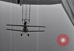 Image N2Y-1 avion d'entraînement des crochets sur et est hissé à bord de l'USS Akron United States USA, 1932, de la seconde 24 séquences d'archives historiques vidéo 65675031703