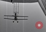 Image N2Y-1 avion d'entraînement des crochets sur et est hissé à bord de l'USS Akron United States USA, 1932, de la seconde 25 séquences d'archives historiques vidéo 65675031703