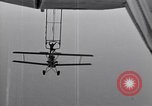 Image N2Y-1 avion d'entraînement des crochets sur et est hissé à bord de l'USS Akron United States USA, 1932, de la seconde 26 séquences d'archives historiques vidéo 65675031703