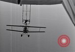 Image N2Y-1 avion d'entraînement des crochets sur et est hissé à bord de l'USS Akron United States USA, 1932, de la seconde 27 séquences d'archives historiques vidéo 65675031703