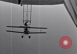 Image N2Y-1 avion d'entraînement des crochets sur et est hissé à bord de l'USS Akron United States USA, 1932, de la seconde 29 séquences d'archives historiques vidéo 65675031703
