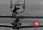 Image N2Y-1 avion d'entraînement des crochets sur et est hissé à bord de l'USS Akron United States USA, 1932, de la seconde 32 séquences d'archives historiques vidéo 65675031703