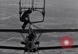 Image N2Y-1 avion d'entraînement des crochets sur et est hissé à bord de l'USS Akron United States USA, 1932, de la seconde 34 séquences d'archives historiques vidéo 65675031703