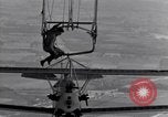 Image N2Y-1 avion d'entraînement des crochets sur et est hissé à bord de l'USS Akron United States USA, 1932, de la seconde 39 séquences d'archives historiques vidéo 65675031703