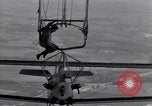 Image N2Y-1 avion d'entraînement des crochets sur et est hissé à bord de l'USS Akron United States USA, 1932, de la seconde 40 séquences d'archives historiques vidéo 65675031703