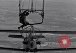 Image N2Y-1 avion d'entraînement des crochets sur et est hissé à bord de l'USS Akron United States USA, 1932, de la seconde 41 séquences d'archives historiques vidéo 65675031703