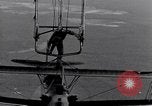 Image N2Y-1 avion d'entraînement des crochets sur et est hissé à bord de l'USS Akron United States USA, 1932, de la seconde 55 séquences d'archives historiques vidéo 65675031703