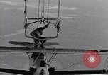 Image N2Y-1 avion d'entraînement des crochets sur et est hissé à bord de l'USS Akron United States USA, 1932, de la seconde 56 séquences d'archives historiques vidéo 65675031703