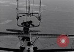 Image N2Y-1 avion d'entraînement des crochets sur et est hissé à bord de l'USS Akron United States USA, 1932, de la seconde 57 séquences d'archives historiques vidéo 65675031703