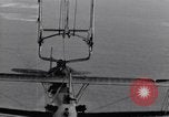 Image N2Y-1 avion d'entraînement des crochets sur et est hissé à bord de l'USS Akron United States USA, 1932, de la seconde 60 séquences d'archives historiques vidéo 65675031703