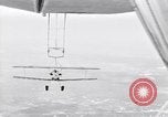 Image N2Y-1 avion d'entraînement des crochets sur et est hissé à bord de l'USS Akron United States USA, 1932, de la seconde 62 séquences d'archives historiques vidéo 65675031703
