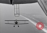 Standbild N2Y-1 Trainer Flugzeuge Einhängen in lenkbare USS Akron United States USA, 1932, aus Sekunde 3 historischem Filmmaterial Videoclip 65675031704