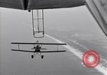 Standbild N2Y-1 Trainer Flugzeuge Einhängen in lenkbare USS Akron United States USA, 1932, aus Sekunde 4 historischem Filmmaterial Videoclip 65675031704