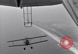 Standbild N2Y-1 Trainer Flugzeuge Einhängen in lenkbare USS Akron United States USA, 1932, aus Sekunde 5 historischem Filmmaterial Videoclip 65675031704