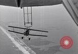 Standbild N2Y-1 Trainer Flugzeuge Einhängen in lenkbare USS Akron United States USA, 1932, aus Sekunde 6 historischem Filmmaterial Videoclip 65675031704