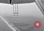 Standbild N2Y-1 Trainer Flugzeuge Einhängen in lenkbare USS Akron United States USA, 1932, aus Sekunde 7 historischem Filmmaterial Videoclip 65675031704