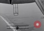 Standbild N2Y-1 Trainer Flugzeuge Einhängen in lenkbare USS Akron United States USA, 1932, aus Sekunde 8 historischem Filmmaterial Videoclip 65675031704