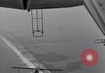 Standbild N2Y-1 Trainer Flugzeuge Einhängen in lenkbare USS Akron United States USA, 1932, aus Sekunde 9 historischem Filmmaterial Videoclip 65675031704