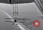 Standbild N2Y-1 Trainer Flugzeuge Einhängen in lenkbare USS Akron United States USA, 1932, aus Sekunde 10 historischem Filmmaterial Videoclip 65675031704