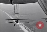 Standbild N2Y-1 Trainer Flugzeuge Einhängen in lenkbare USS Akron United States USA, 1932, aus Sekunde 11 historischem Filmmaterial Videoclip 65675031704
