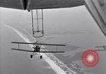 Standbild N2Y-1 Trainer Flugzeuge Einhängen in lenkbare USS Akron United States USA, 1932, aus Sekunde 12 historischem Filmmaterial Videoclip 65675031704