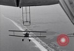 Standbild N2Y-1 Trainer Flugzeuge Einhängen in lenkbare USS Akron United States USA, 1932, aus Sekunde 13 historischem Filmmaterial Videoclip 65675031704