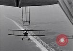 Standbild N2Y-1 Trainer Flugzeuge Einhängen in lenkbare USS Akron United States USA, 1932, aus Sekunde 14 historischem Filmmaterial Videoclip 65675031704