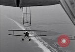 Standbild N2Y-1 Trainer Flugzeuge Einhängen in lenkbare USS Akron United States USA, 1932, aus Sekunde 15 historischem Filmmaterial Videoclip 65675031704