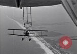 Standbild N2Y-1 Trainer Flugzeuge Einhängen in lenkbare USS Akron United States USA, 1932, aus Sekunde 16 historischem Filmmaterial Videoclip 65675031704