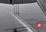 Standbild N2Y-1 Trainer Flugzeuge Einhängen in lenkbare USS Akron United States USA, 1932, aus Sekunde 17 historischem Filmmaterial Videoclip 65675031704