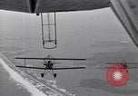 Standbild N2Y-1 Trainer Flugzeuge Einhängen in lenkbare USS Akron United States USA, 1932, aus Sekunde 18 historischem Filmmaterial Videoclip 65675031704