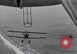 Standbild N2Y-1 Trainer Flugzeuge Einhängen in lenkbare USS Akron United States USA, 1932, aus Sekunde 19 historischem Filmmaterial Videoclip 65675031704