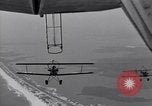 Standbild N2Y-1 Trainer Flugzeuge Einhängen in lenkbare USS Akron United States USA, 1932, aus Sekunde 20 historischem Filmmaterial Videoclip 65675031704