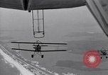 Standbild N2Y-1 Trainer Flugzeuge Einhängen in lenkbare USS Akron United States USA, 1932, aus Sekunde 21 historischem Filmmaterial Videoclip 65675031704