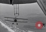 Standbild N2Y-1 Trainer Flugzeuge Einhängen in lenkbare USS Akron United States USA, 1932, aus Sekunde 22 historischem Filmmaterial Videoclip 65675031704