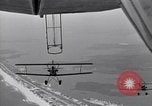Standbild N2Y-1 Trainer Flugzeuge Einhängen in lenkbare USS Akron United States USA, 1932, aus Sekunde 23 historischem Filmmaterial Videoclip 65675031704