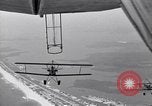 Standbild N2Y-1 Trainer Flugzeuge Einhängen in lenkbare USS Akron United States USA, 1932, aus Sekunde 24 historischem Filmmaterial Videoclip 65675031704