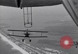 Standbild N2Y-1 Trainer Flugzeuge Einhängen in lenkbare USS Akron United States USA, 1932, aus Sekunde 25 historischem Filmmaterial Videoclip 65675031704