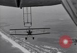 Standbild N2Y-1 Trainer Flugzeuge Einhängen in lenkbare USS Akron United States USA, 1932, aus Sekunde 26 historischem Filmmaterial Videoclip 65675031704