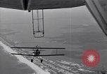 Standbild N2Y-1 Trainer Flugzeuge Einhängen in lenkbare USS Akron United States USA, 1932, aus Sekunde 28 historischem Filmmaterial Videoclip 65675031704